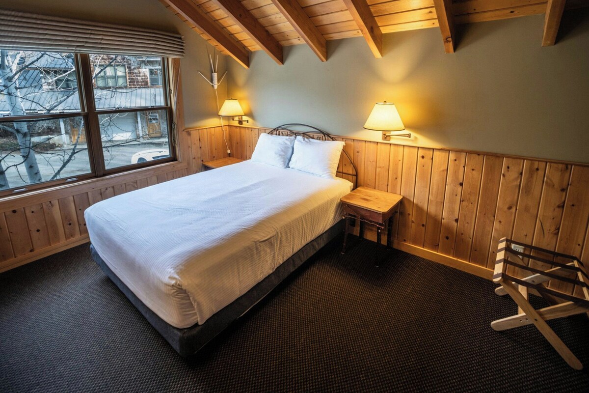 Premium bedding, in-room safe, desk, laptop workspace