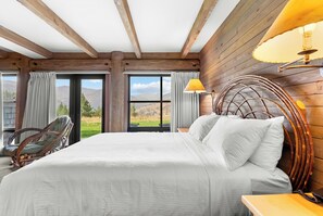 Premium bedding, in-room safe, soundproofing, iron/ironing board - Sun Mountain Lodge (Winthrop)