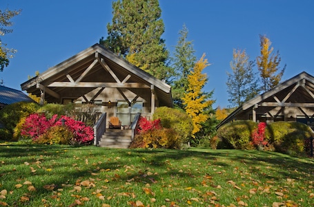 Exterior. Sun Mountain Lodge