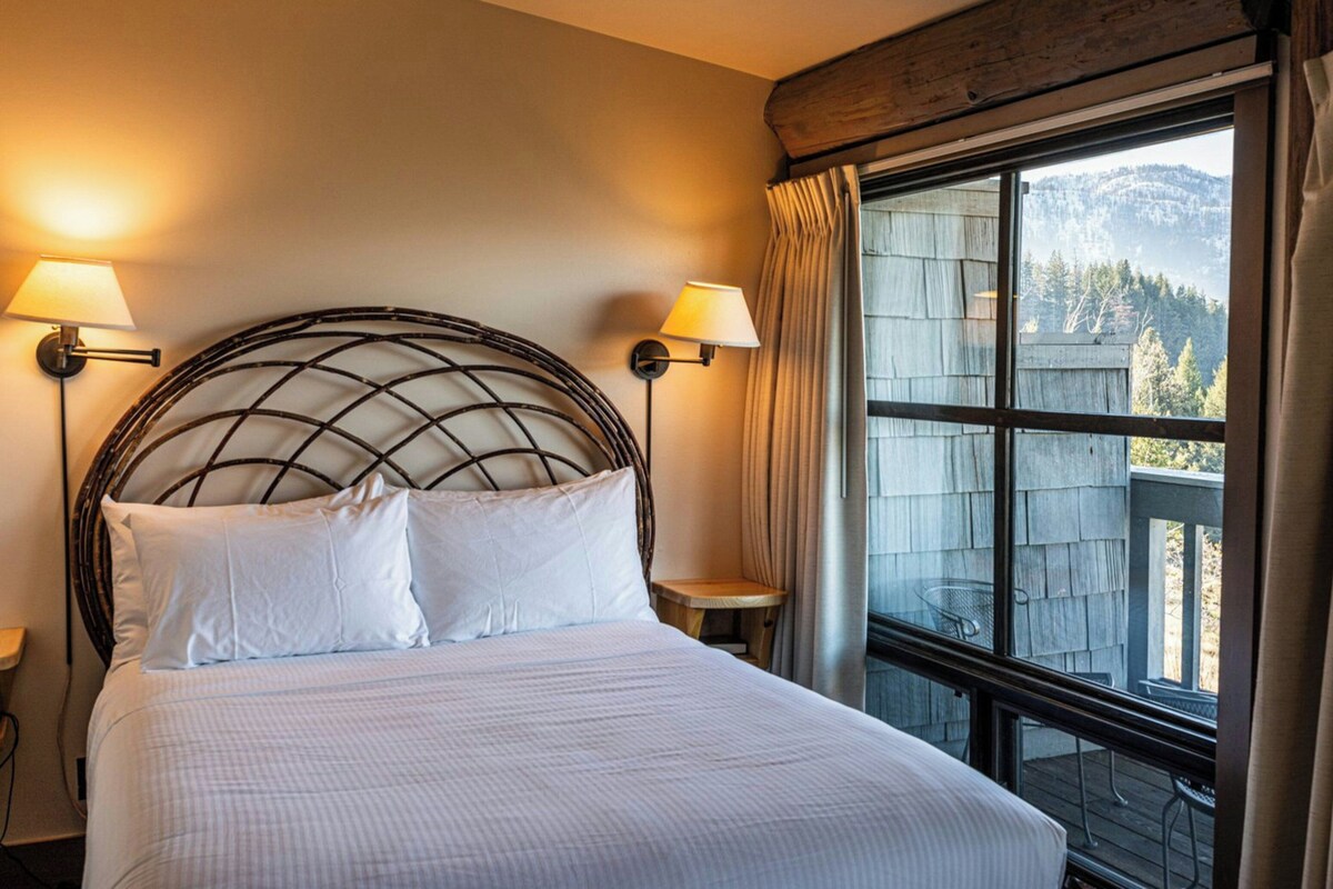 Mt. Gardner Suite, 1 Queen Bed (Not Pet Friendly)