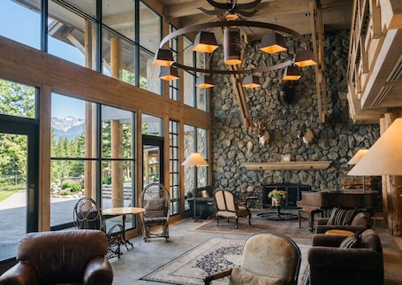 Lobby. Sun Mountain Lodge