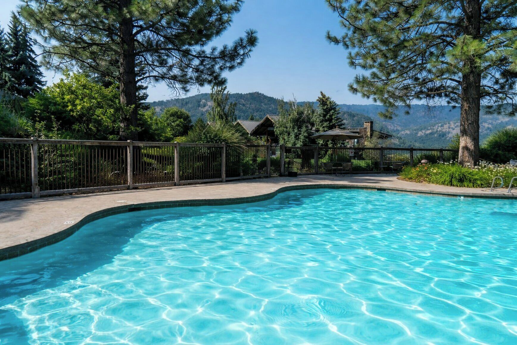 Una piscina al aire libre de temporada, sillones reclinables de piscina