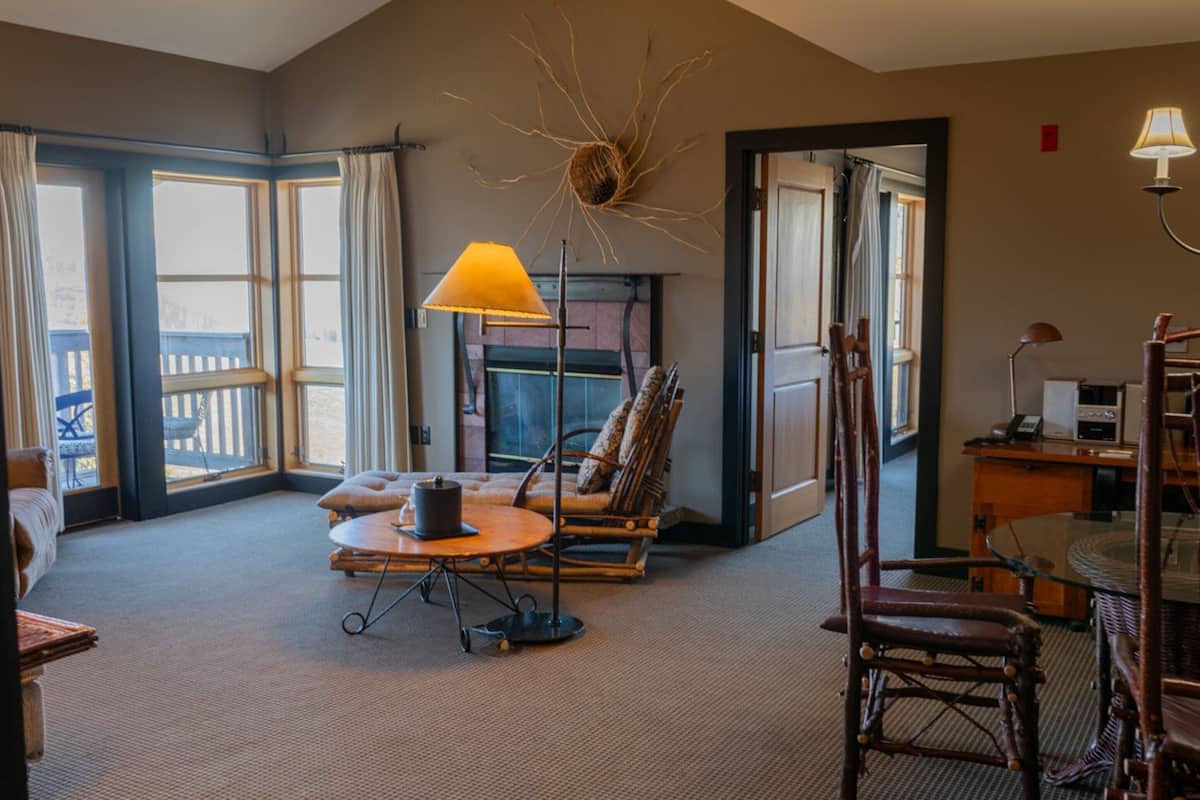 Suite, Multiple Beds (Mt. Robinson) | Premium bedding, in-room safe, desk, laptop workspace