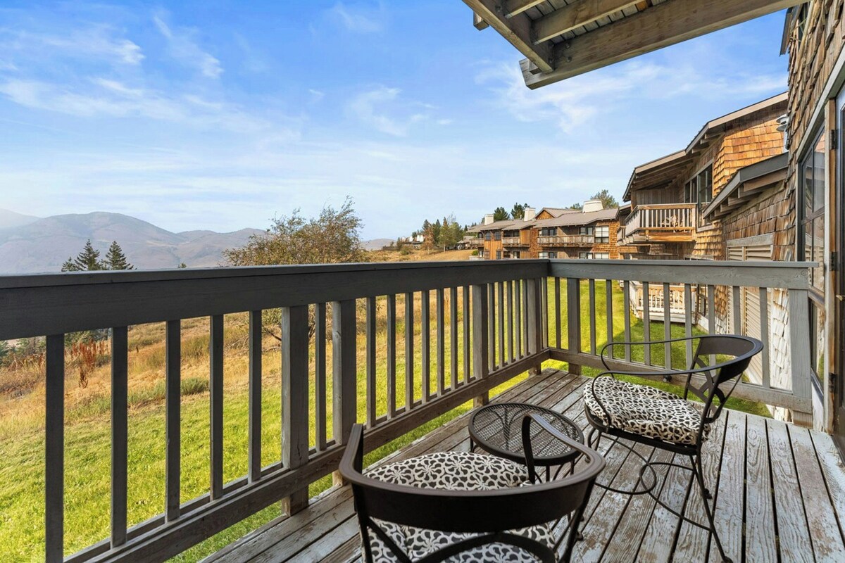 Room, 1 King Bed, Accessible (Mt.Robinson) | Premium bedding, in-room safe, desk, laptop workspace