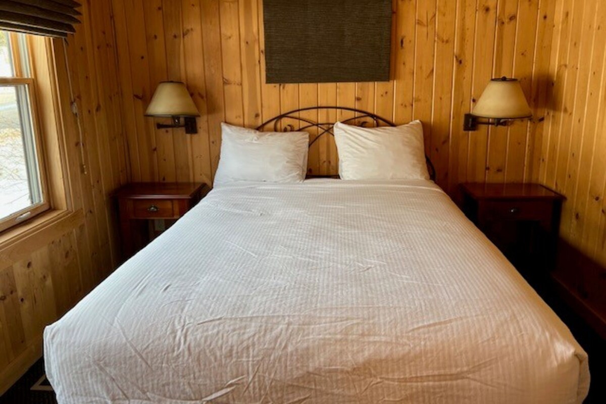 Cabin, Multiple Beds | Premium bedding, in-room safe, desk, laptop workspace