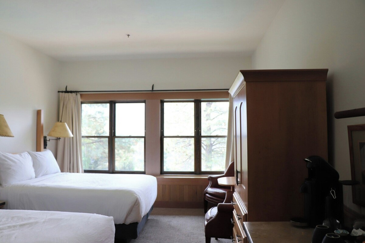 Premium bedding, in-room safe, desk, laptop workspace