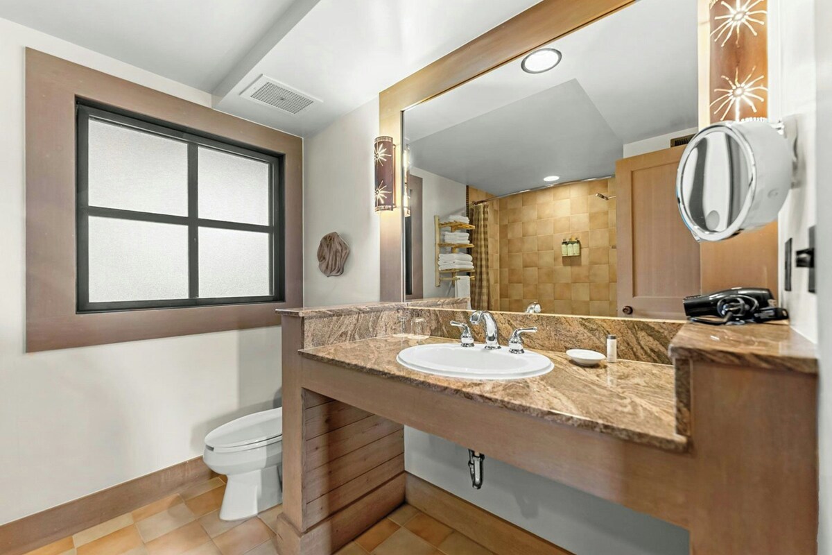 Combined shower/bathtub, free toiletries, hair dryer, bathrobes