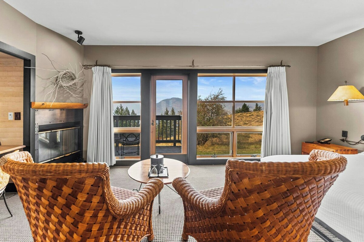 Premium bedding, in-room safe, desk, laptop workspace