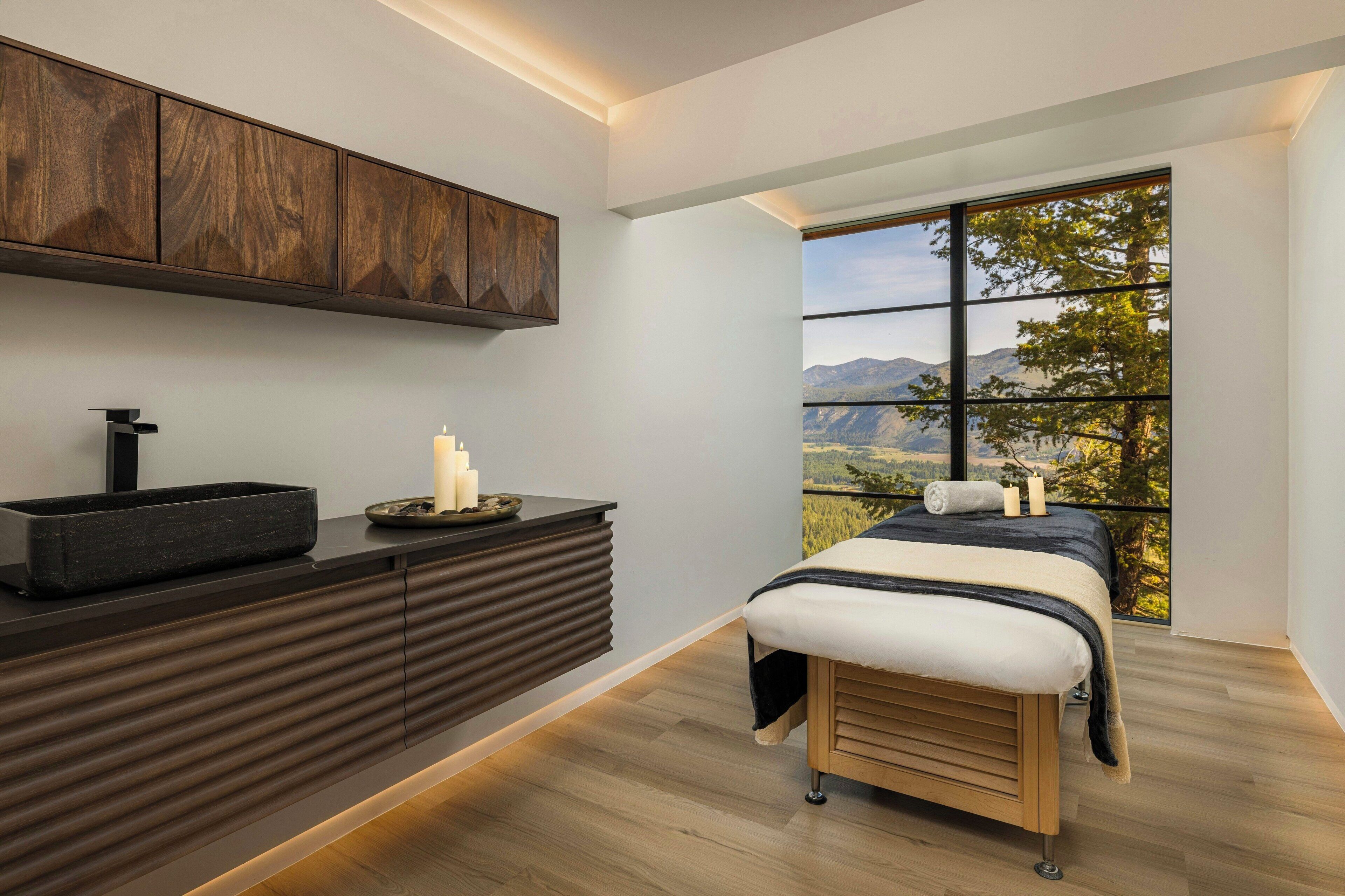 Couples treatment rooms, body treatments, aromatherapy, Swedish massages