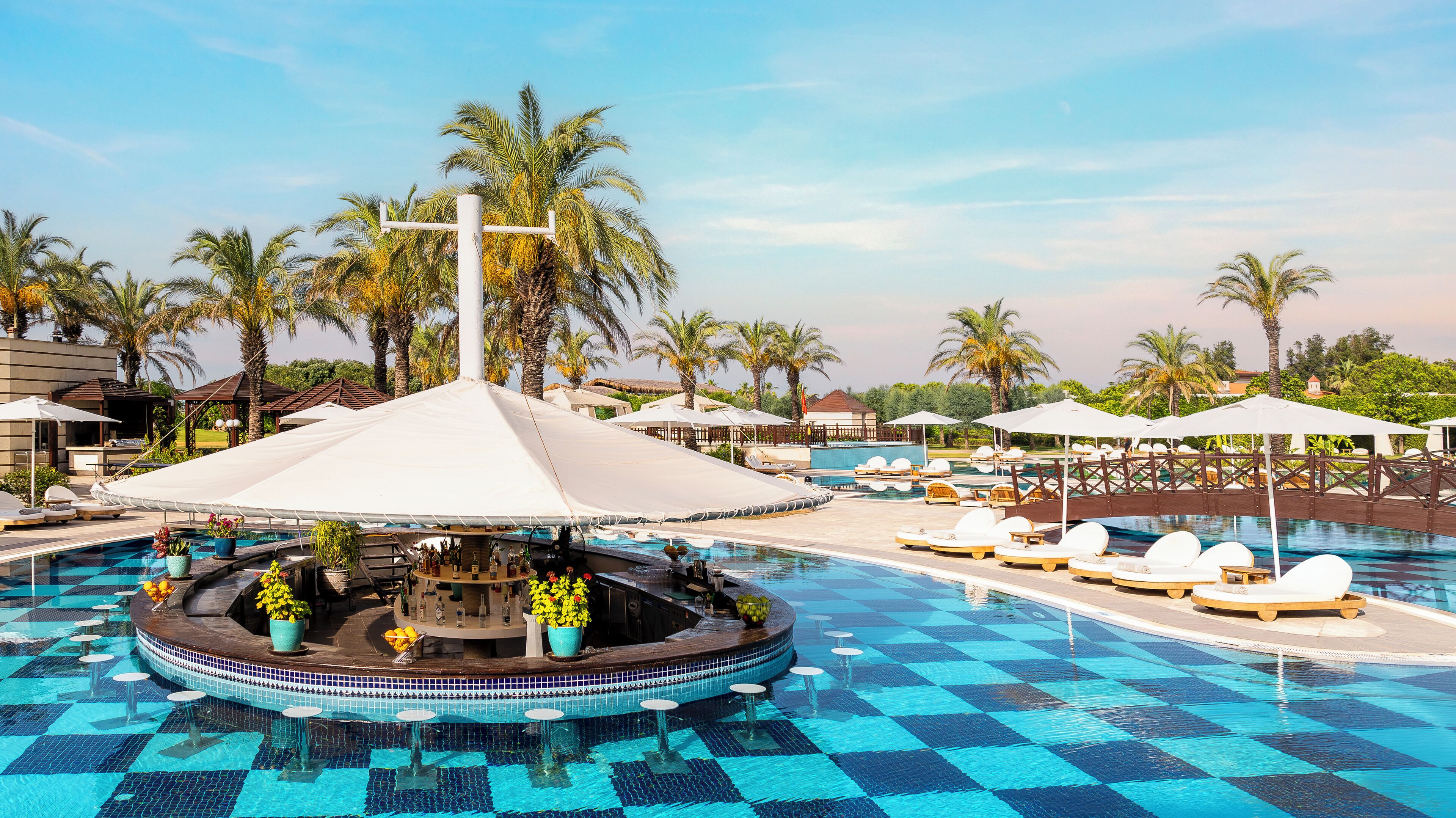 5 bars/lounges, swim-up bar, poolside bar, beach bar