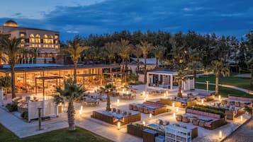 5 bars/lounges, swim-up bar, poolside bar, beach bar