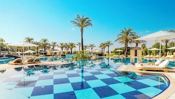 2 つの屋内プール、2 つの屋外プール、営業時間 7:00 ~ 19:00、カバナ (有料)、プール パラソル
