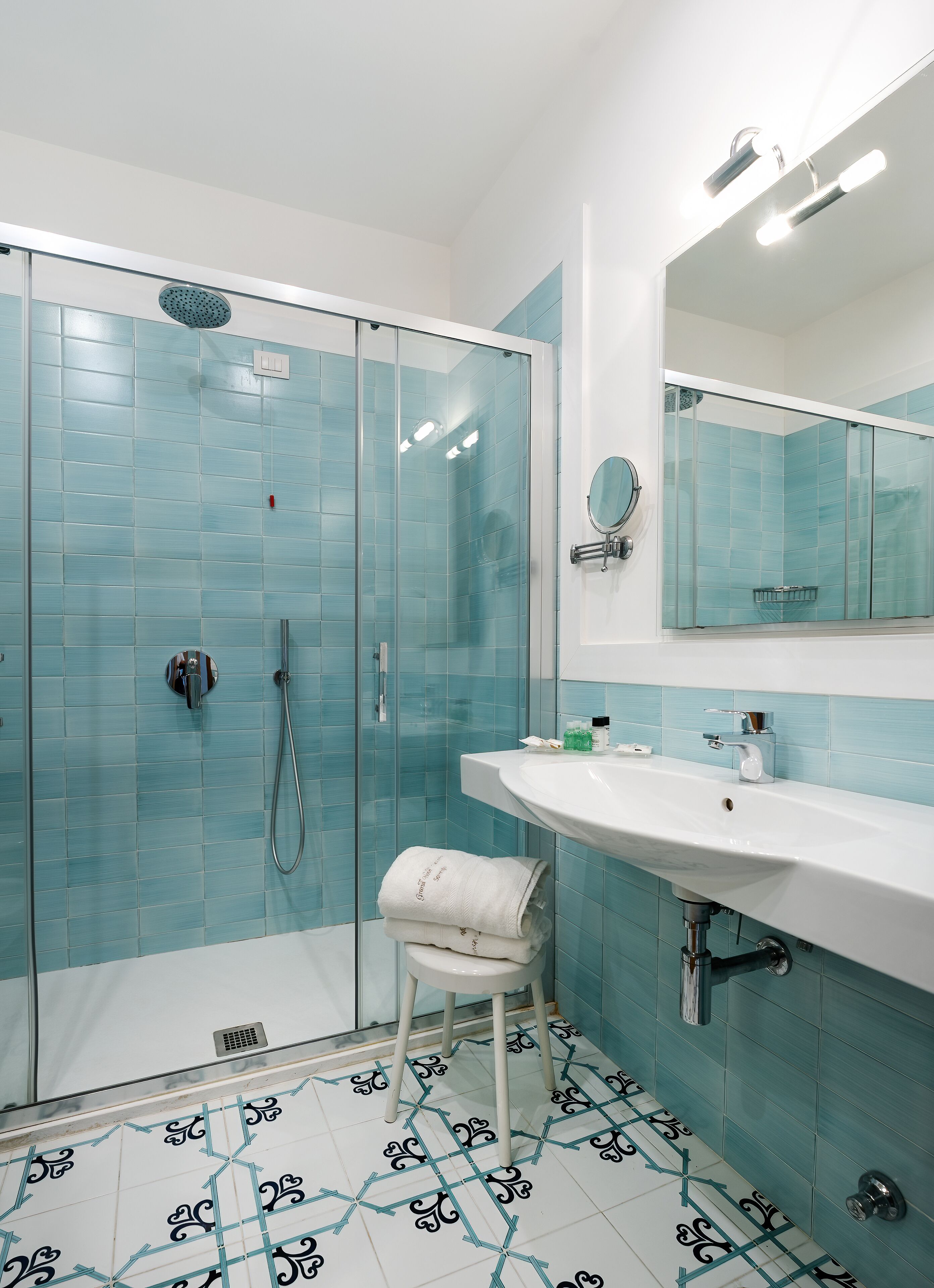 junior suite, balcony, sea view | bathroom | combined shower/bathtub, free toiletries, hair dryer, bidet