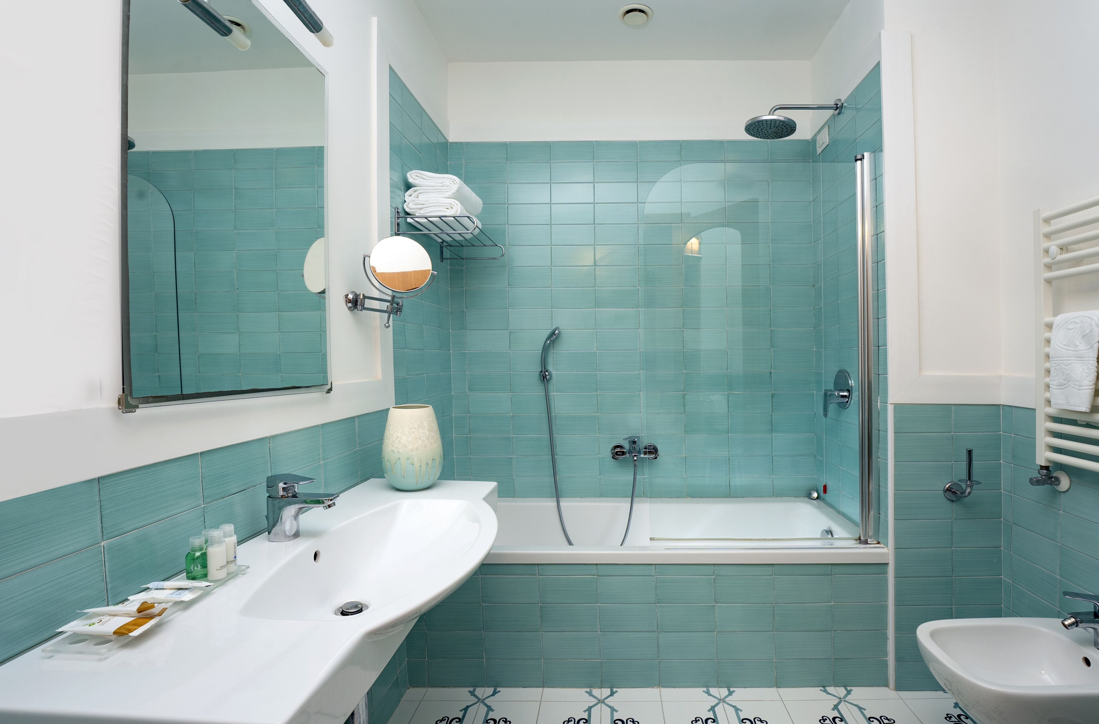 combined shower/bathtub, free toiletries, hair dryer, bidet