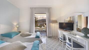 Camera tripla, balcone, vista mare | Minibar, una cassaforte in camera, una scrivania, tende oscuranti