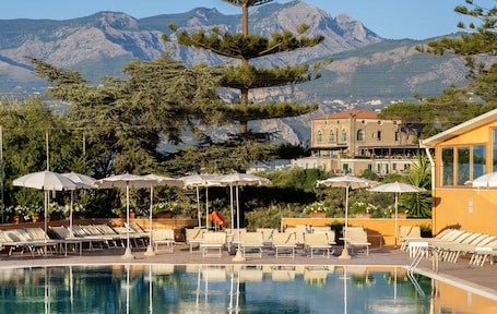 Seasonal outdoor pool. Grand Hotel Vesuvio