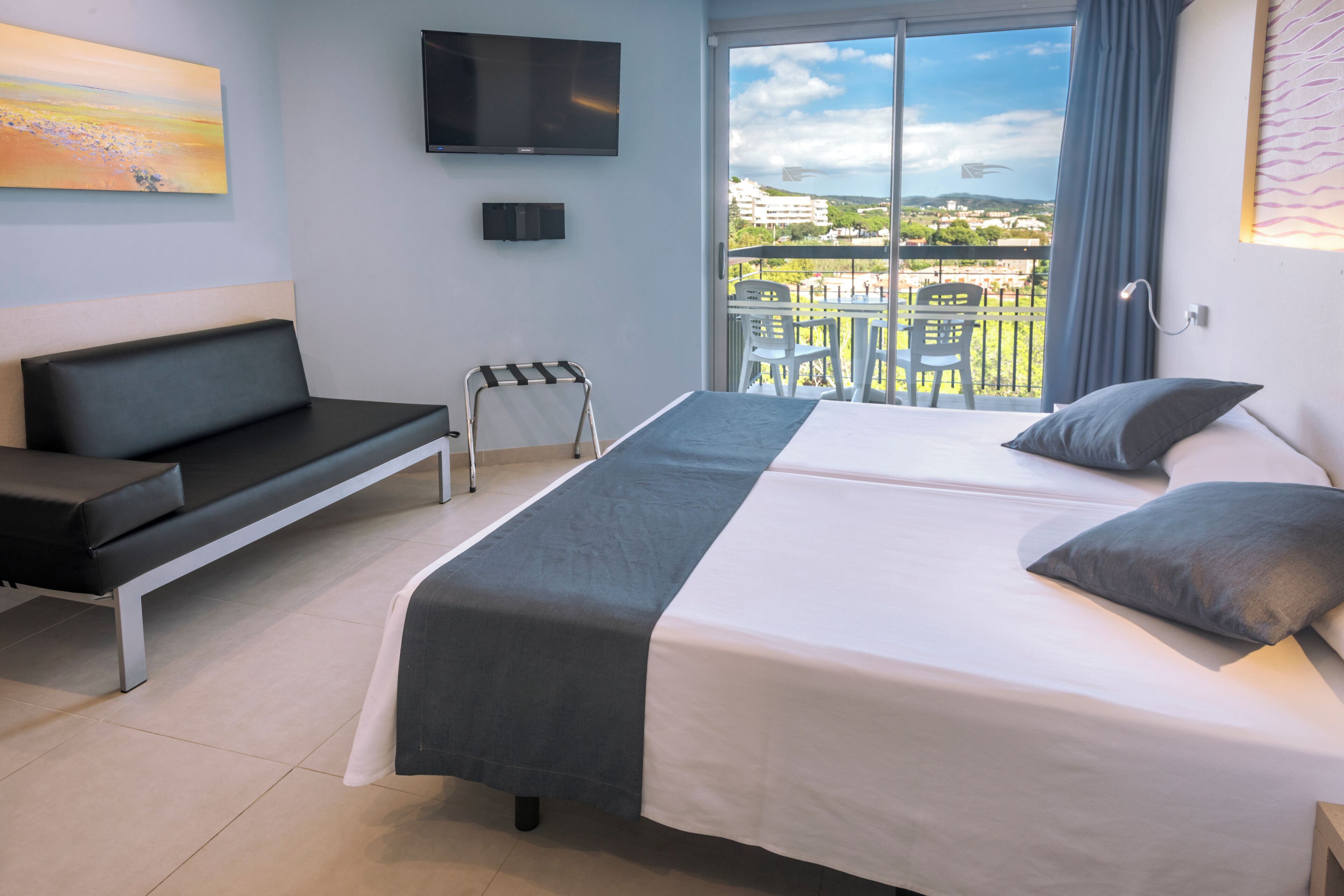 Minibar, escritorio, cortinas blackout y insonorización 