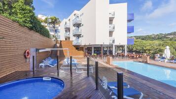 2 piscinas al aire libre, sombrillas, sillones reclinables de piscina