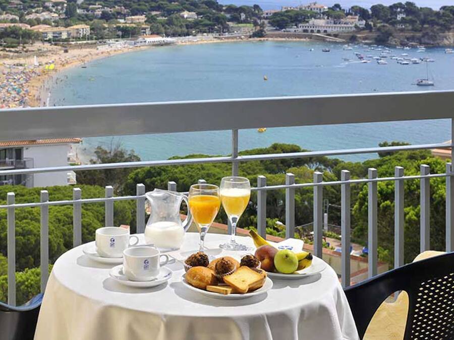 Daily continental breakfast (EUR 7 per person)