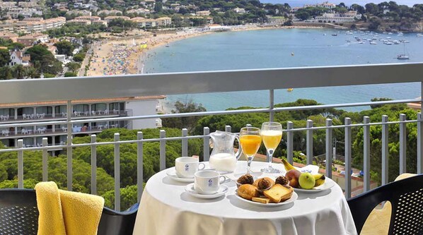 Petit déjeuner continental (7 EUR par personne)