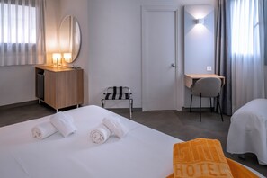 Minibar, desk, blackout curtains, soundproofing - Hotel GHT S'Agaró Mar (Sant Feliu de Guixols)