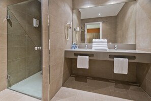 Kostenlose Toilettenartikel, Haartrockner, Handtücher