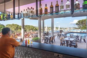 Bar à beira da piscina