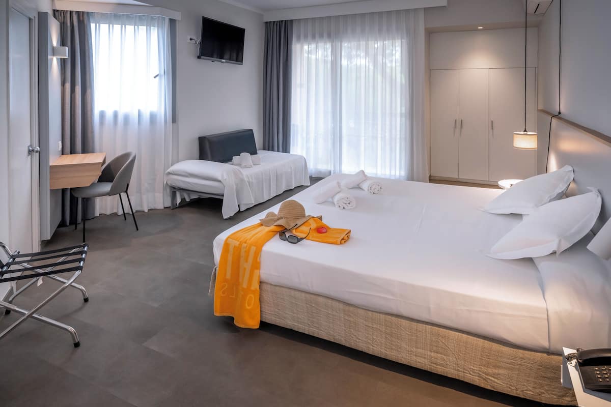 Minibar, escritorio, cortinas blackout y sistema de insonorización