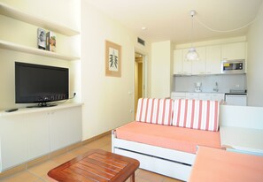 Apartment, 1 Schlafzimmer, Balkon (4 adults) | Wohnzimmer | 32-Zoll-Flachbildfernseher mit Satellitenempfang, Fernseher