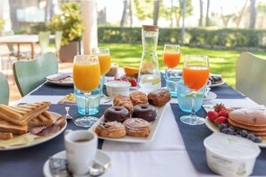 2 restaurantes, se sirve desayuno 