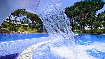 Kolam renang outdoor, dengan payung kolam renang dan kursi berjemur