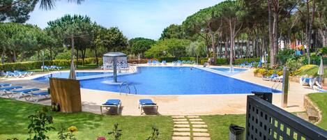 Utendørsbasseng, bassengparasoller og solsenger