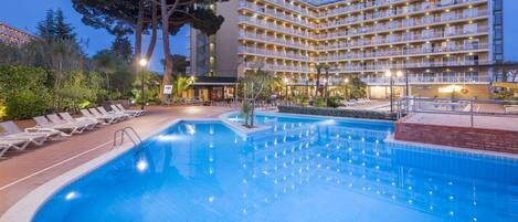 Voorkant accommodatie - avond/nacht