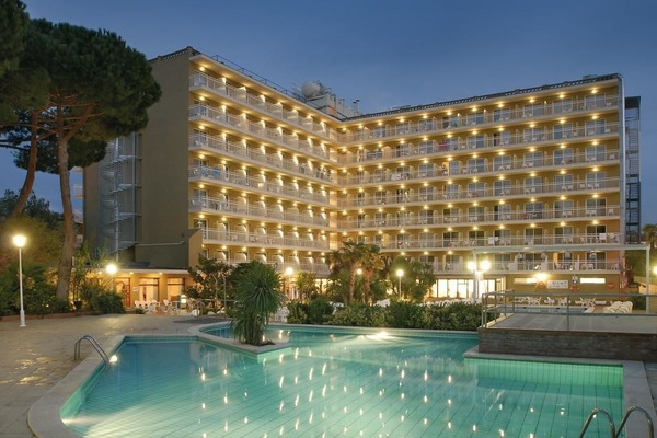 2 outdoor pools
