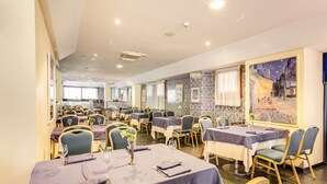 2 restaurants; lunch and dinner served  - Marina Club Hotel (Cellole)
