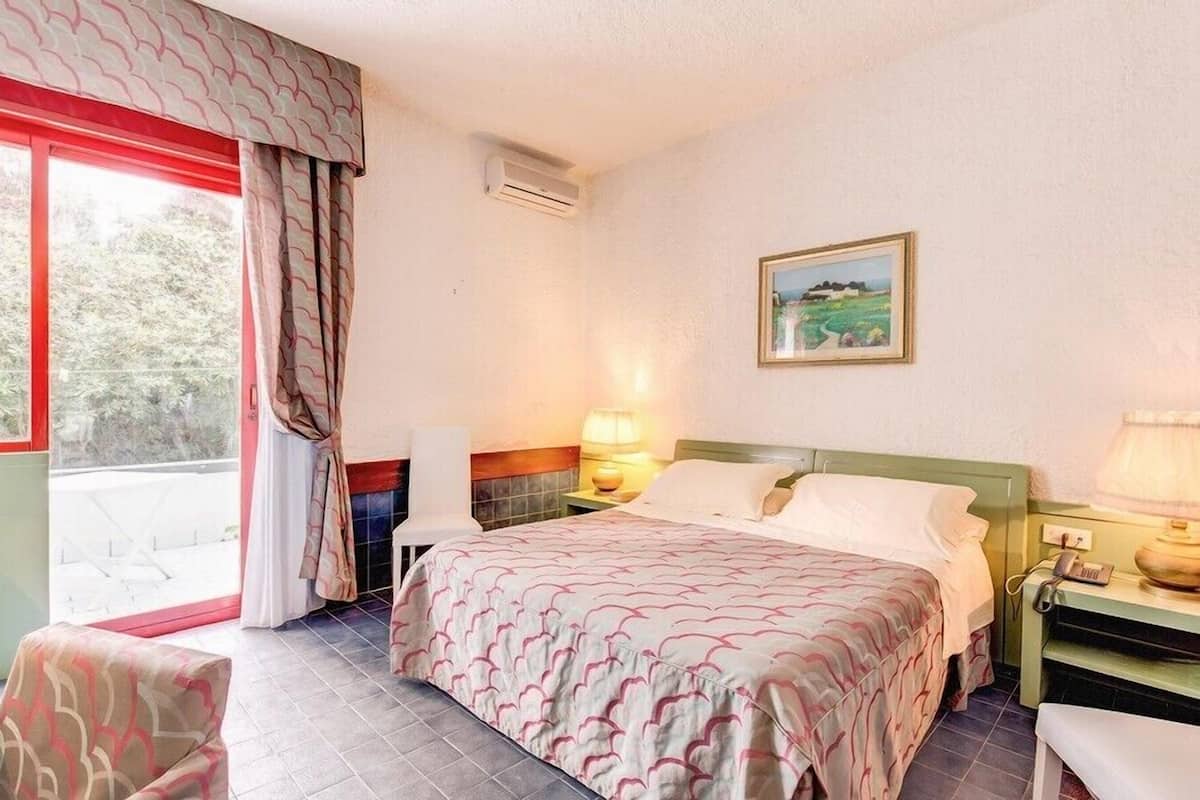Luxe beddengoed, een minibar, een kluis op de kamer, een bureau
