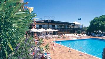 Piscina all'aperto, lettini