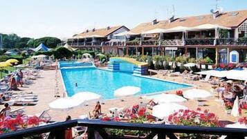 Piscina all'aperto, lettini