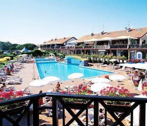 Piscine extérieure, chaises longues