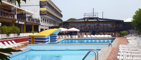 Outdoor pool, sun loungers