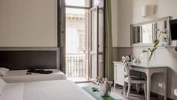 Habitació triple Deluxe | Minibar, caixa forta a l'habitació, mobiliari individual i escriptori