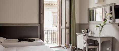 디럭스 트리플룸 | 미니바, 객실 내 금고, 각각 다르게 가구 비치, 책상