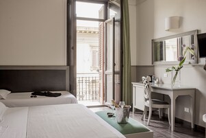 Deluxe Üç Kişilik Oda | Minibar, odada kasa, ayrı ayrı döşenmiş, masa