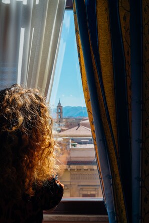 Minibar, caja fuerte, mobiliario individual y escritorio