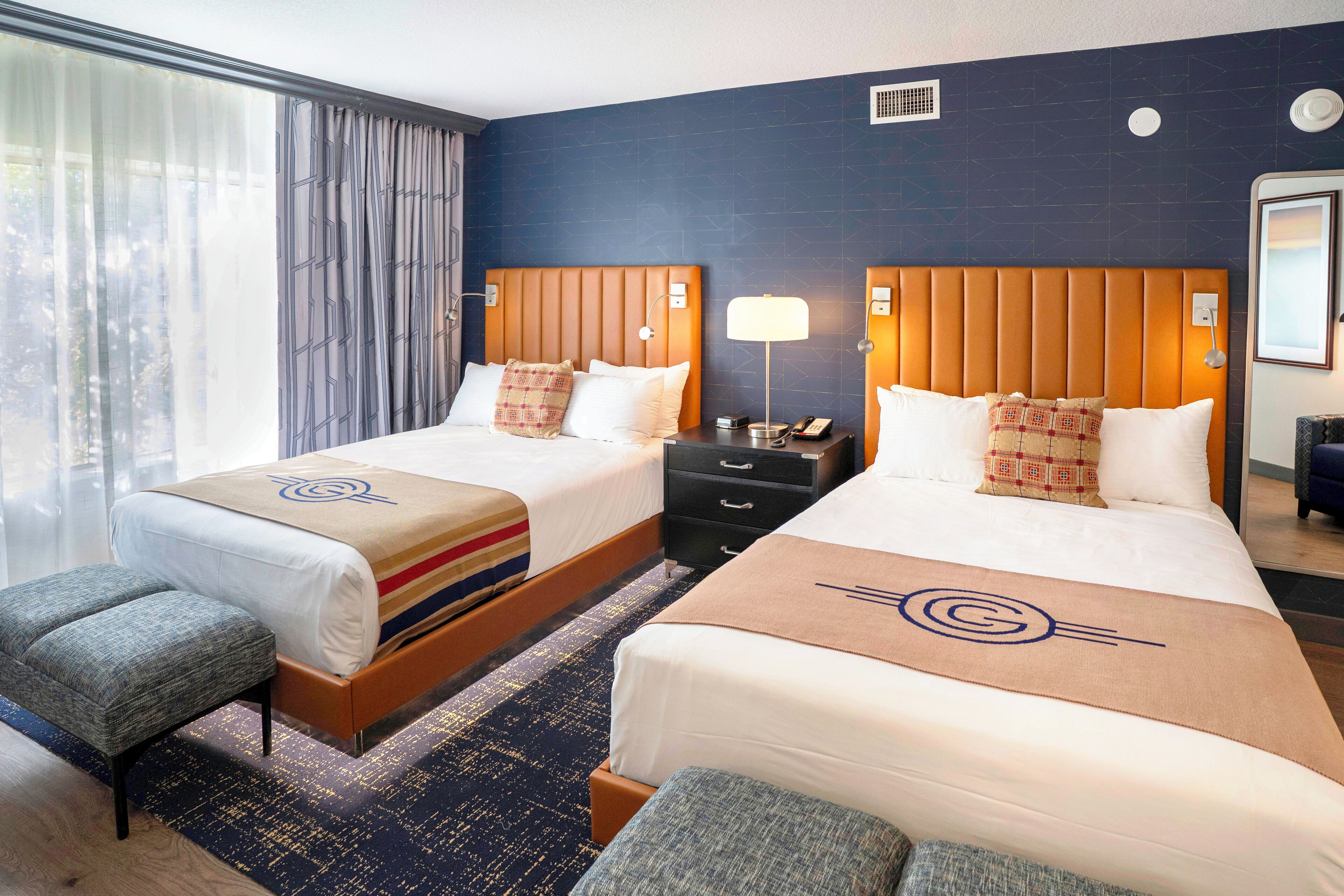 Standard-Suite | Hochwertige Bettwaren, Schreibtisch, Verdunkelungsvorhänge