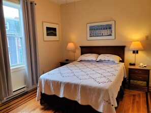 Egyptian cotton sheets, premium bedding, memory foam beds - Gower Guest House (St. John's)
