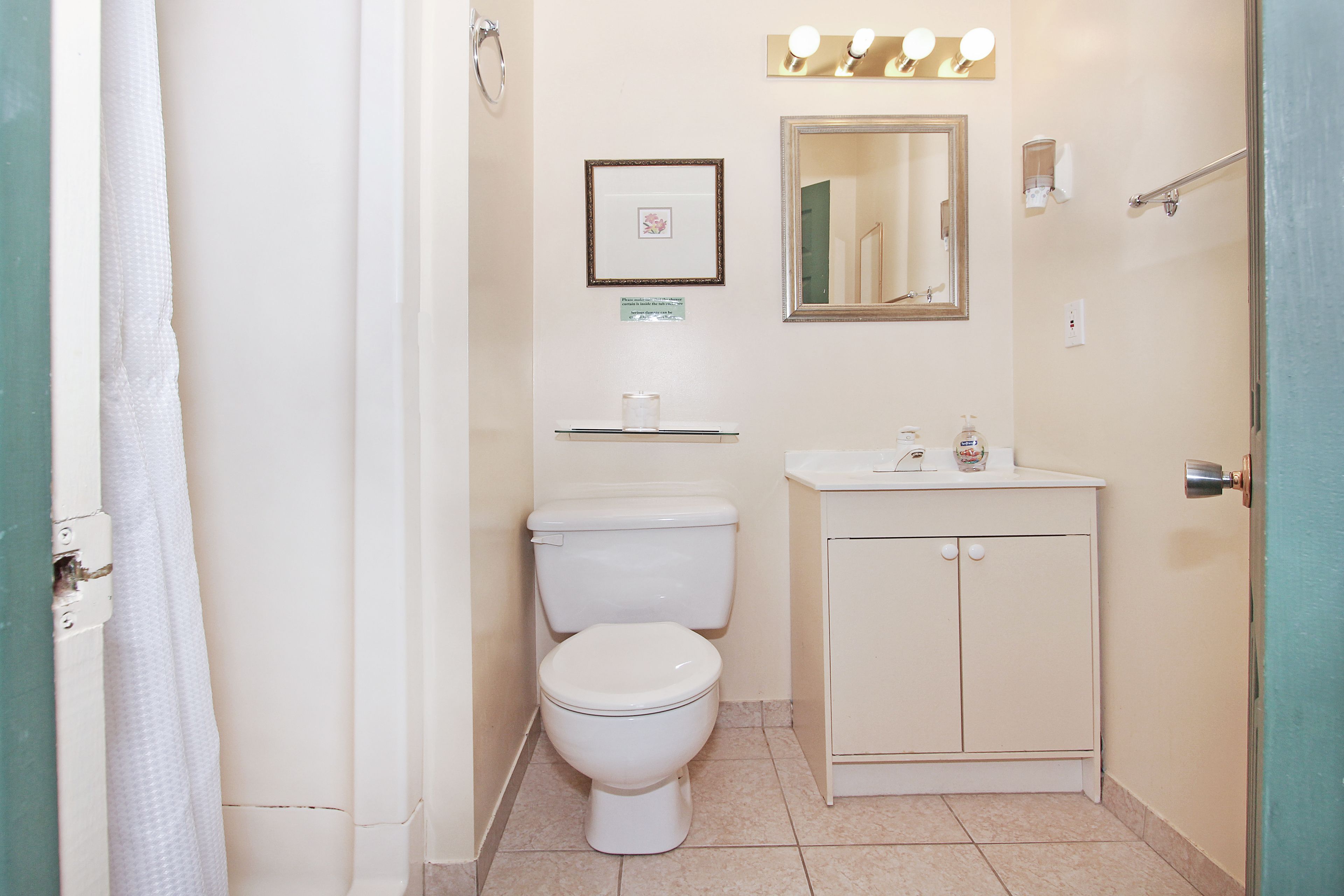 Comfort Room, 1 Queen Bed | Bathroom