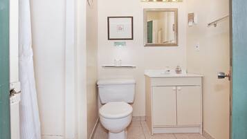 Comfort Room, 1 Queen Bed | Bathroom