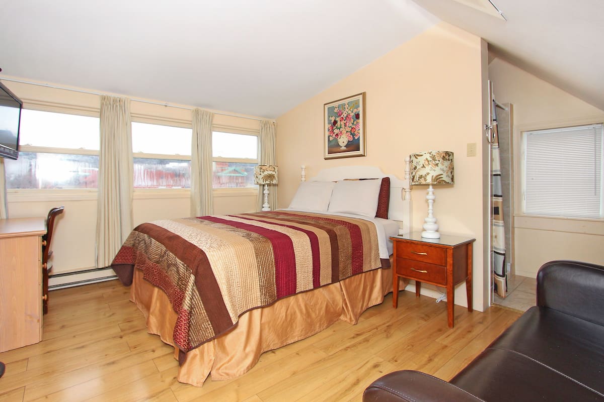 Loft, 1 cama de matrimonio, vistas a la ciudad (Top Floor - 2 flights of stairs) | Sábanas de algodón egipcio y ropa de cama de alta calidad