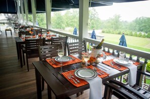 Melayani sarapan, makan siang, makan malam; dengan pemandangan taman